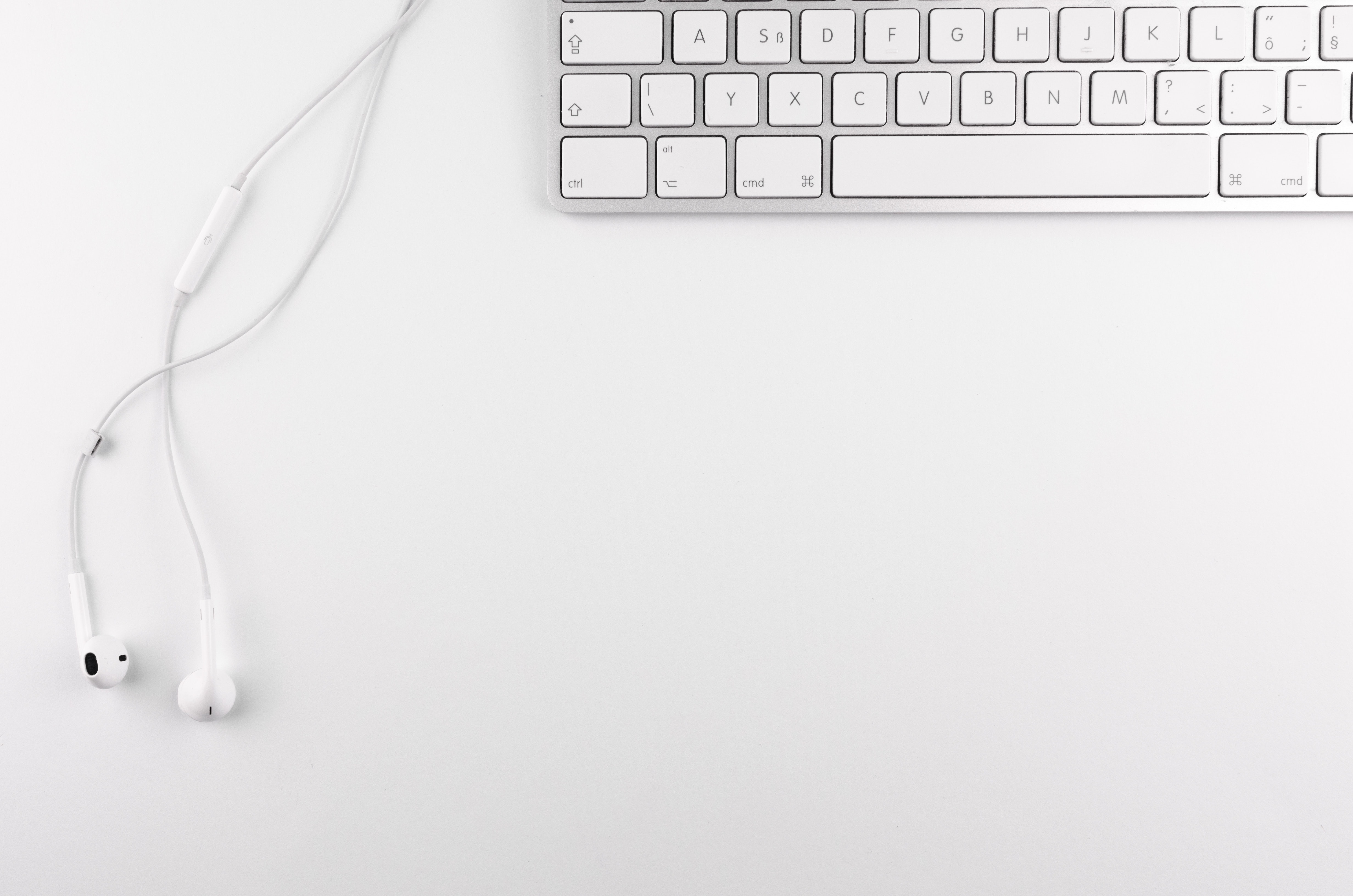top-view-photo-of-keyboard-near-earphone-1420709